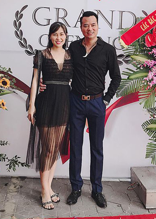 "Tôi là người may mắn. Tôi tin là thế vì khi vợ mình ủng hộ mình làm nghệ thuật, nghĩa là cô ấy đặt niềm tin hoàn toàn vào tôi. Đó là lý do khi tôi cảm thấy mình bị xao lòng, tôi phải dùng lý trí để tỉnh táo. Và quả thật, khi trải qua những giây phút lấy lại được sự tỉnh táo đó, tôi thường ôm vợ thật chặt", anh tâm sự trên VTV.