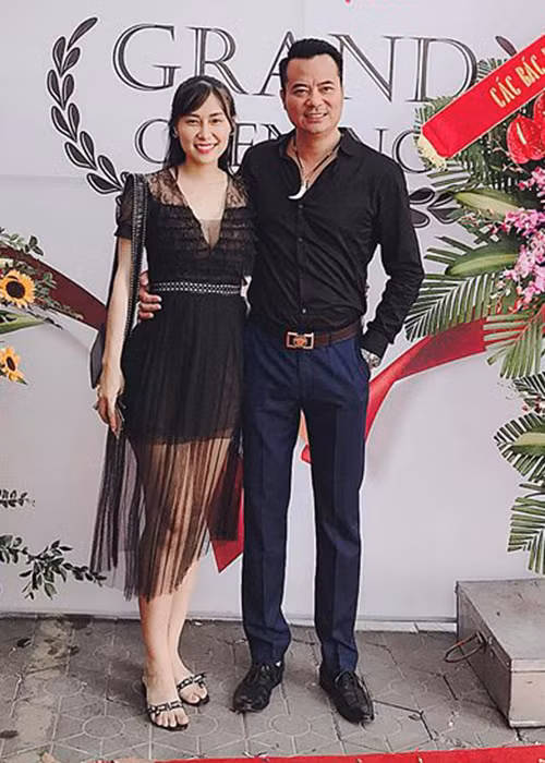 "Tôi là người may mắn. Tôi tin là thế vì khi vợ mình ủng hộ mình làm nghệ thuật, nghĩa là cô ấy đặt niềm tin hoàn toàn vào tôi. Đó là lý do khi tôi cảm thấy mình bị xao lòng, tôi phải dùng lý trí để tỉnh táo. Và quả thật, khi trải qua những giây phút lấy lại được sự tỉnh táo đó, tôi thường ôm vợ thật chặt", anh tâm sự trên VTV.