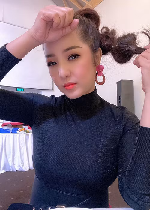 Danh hài Thúy Nga bức xúc khi hay tin chính mình ra đi. Hồi năm 2019, bà mẹ một con cũng bị tung tin qua đời.