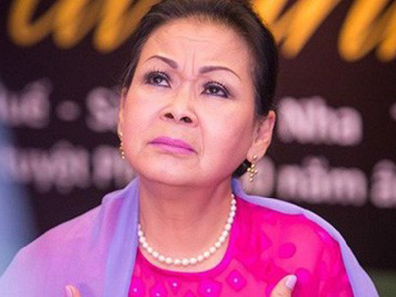 Trước tin đồn ác ý về mình vào tháng 7/2018, Khánh Ly tỏ ra rất bình thản. Nữ danh ca thậm chí tâm sự: “Việc sống còn là lẽ bình thường. Hiểu được lẽ sinh tử mới khỏi buồn lo. Một sợi tóc rơi cũng không ngoài ý Chúa”. Ảnh: Lao động