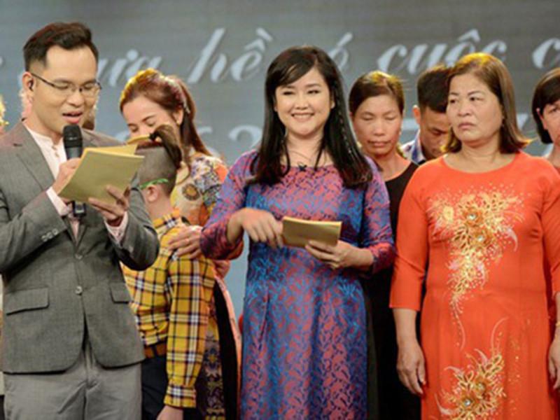 Năm 2007, chương trình "Như chưa hề có cuộc chia ly" bắt đầu phát sóng những số đầu tiên, từ ý tưởng và bản quyền của nhà báo, biên tập viên, MC Thu Uyên. Trong 13 năm qua, BTV Thu Uyên đóng vai trò chủ nhiệm kiêm MC chương trình. Ảnh: Dân Việt