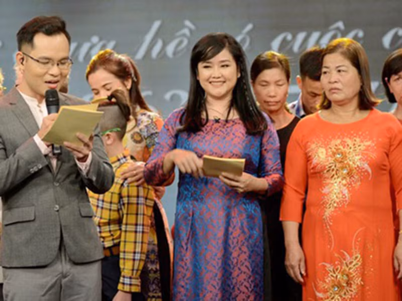 Năm 2007, chương trình "Như chưa hề có cuộc chia ly" bắt đầu phát sóng những số đầu tiên, từ ý tưởng và bản quyền của nhà báo, biên tập viên, MC Thu Uyên. Trong 13 năm qua, BTV Thu Uyên đóng vai trò chủ nhiệm kiêm MC chương trình. Ảnh: Dân Việt