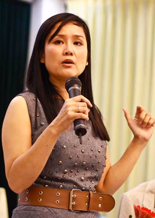 Theo Nhịp sống Việt, MC Thu Uyên sinh năm 1963 trong một gia đình trí thức ở Hà Nội. Cô từng tu nghiệp ở nước ngoài và tốt nghiệp ngành Ngoại giao của Học viện Quan hệ Quốc tế Moscow. Ảnh: Gia đình xã hội