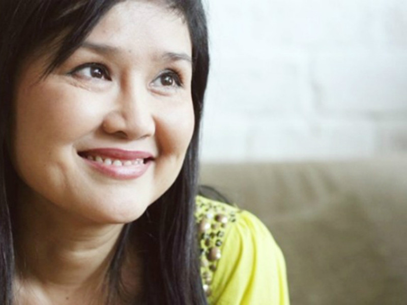 "Những cái tôi nhận được nhiều hơn cái phải chấp nhận, tôi không muốn coi đó là một sự hy sinh nào cả. Được làm công việc này, tôi thấy cuộc đời rất đáng sống. Có chút vất vả về thời gian dành cho bản thân như ngủ ít, chẳng có thời gian trau chuốt và chăm sóc sức khỏe cho cá nhân, cũng hạn chế thời gian cho ba mẹ, chồng con nhưng tôi nghĩ nếu như tôi làm việc gì khác mà tốn nhiều thời gian đến thế, chắc ba mẹ và chồng con tôi sẽ trách đấy, chứ còn làm những chương trình thiện nguyện như Như chưa hề có cuộc chia ly, Trở về từ ký ức thì cả nhà chỉ theo dõi, cùng vui cùng buồn và chăm sóc hơn cho tôi thôi", cô từng tâm sự trên VTV. Ảnh: VTV