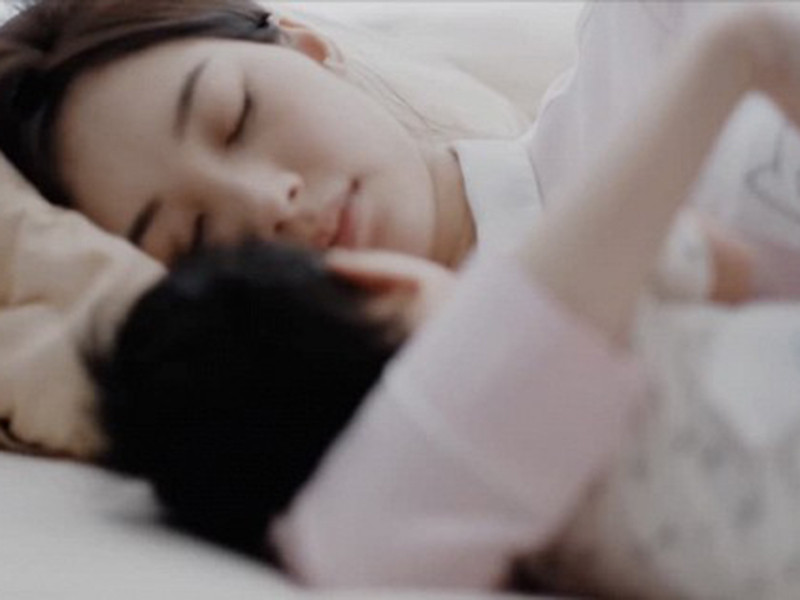 Thu Thảo để lộ mặt mộc đẹp không tỳ vết trong clip ru con ngủ.