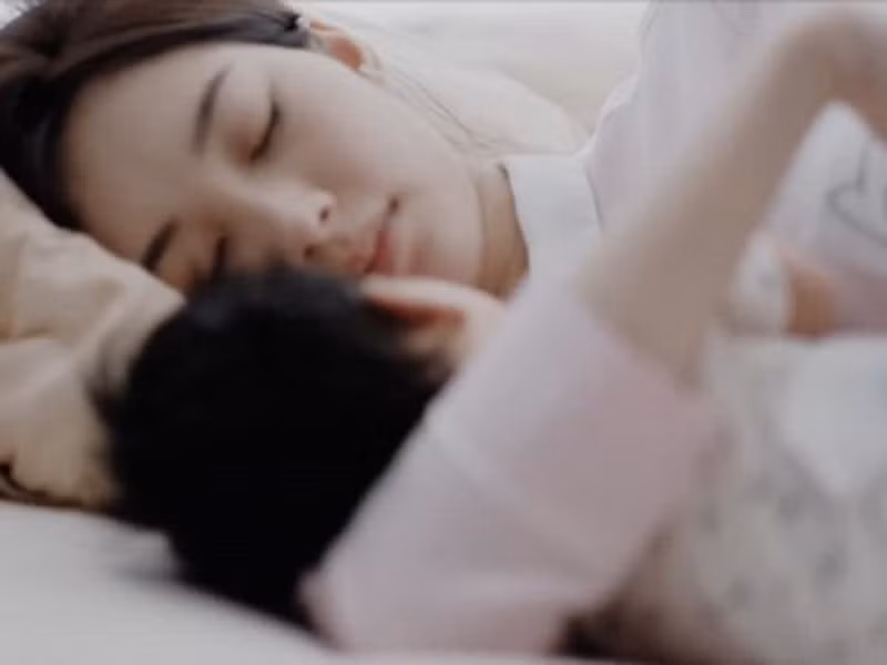 Thu Thảo để lộ mặt mộc đẹp không tỳ vết trong clip ru con ngủ.