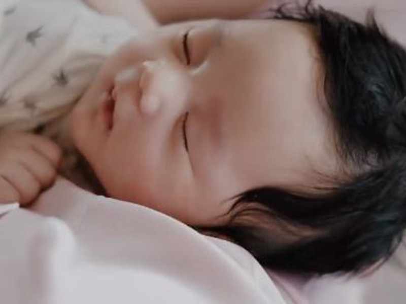 Cậu nhóc sở hữu làn da trắng, mái tóc đen, vầng trán cao.