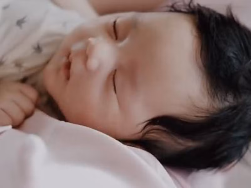 Cậu nhóc sở hữu làn da trắng, mái tóc đen, vầng trán cao.