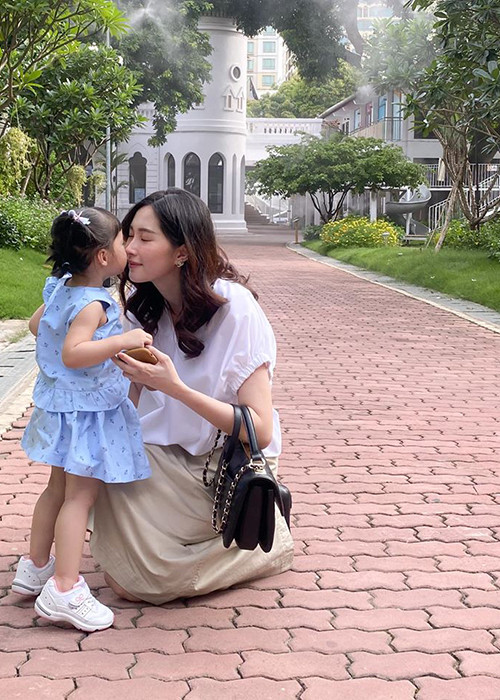 Con gái của Thu Thảo hiện hơn 2 tuổi, sở hữu vẻ ngoài xinh xắn.