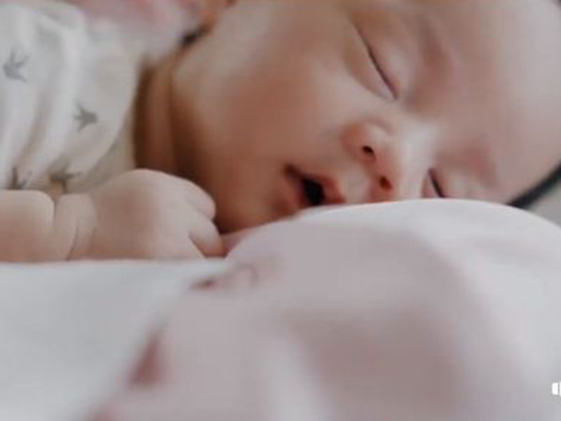 Con trai của nàng hoa hậu có gương mặt vô cùng kháu khỉnh.