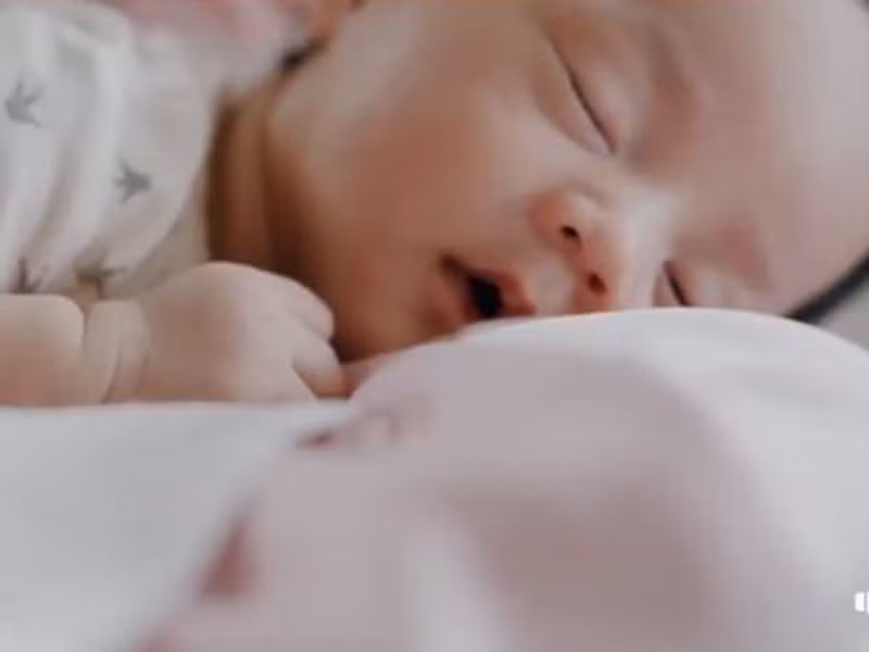 Con trai của nàng hoa hậu có gương mặt vô cùng kháu khỉnh.