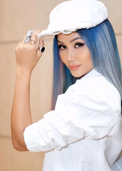 H'hen Niê còn bị một số người cho rằng giả vờ ngây thơ khi hỏi fan: "Con giáp thứ 13 là con gì vậy ạ mọi người?". Người đẹp cho biết ngày hôm đó, cô thấy bài viết có tiêu đề: "Đúng là con giáp thứ 13 thật đáng sợ". Vì không hiểu "con giáp thứ 13" nên H'hen Niê hỏi một người bạn nhưng không nhận được câu trả lời. Chính vì vậy, cô mới hỏi fan.