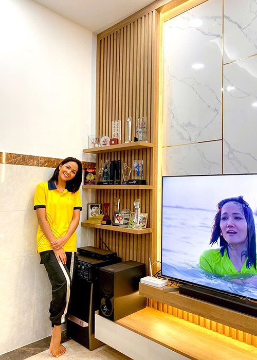 Về lý do không còn mua hàng hiệu, H’hen Niê cho hay: "Sau khi trở về Việt Nam, tôi gặp nhiều người khó khăn hơn mình, đặt một câu hỏi cho chính bản thân mình dám mua một đôi giày chỉ để đạp xuống chân tận 30 triệu, còn họ thì có thể 30 triệu làm đổi cuộc đời họ và cảm thấy có lỗi là chỗ đó! Với năm nay mong muốn mua được nhà ở, không là hết nhiệm kỳ lại đi thuê nhà”.