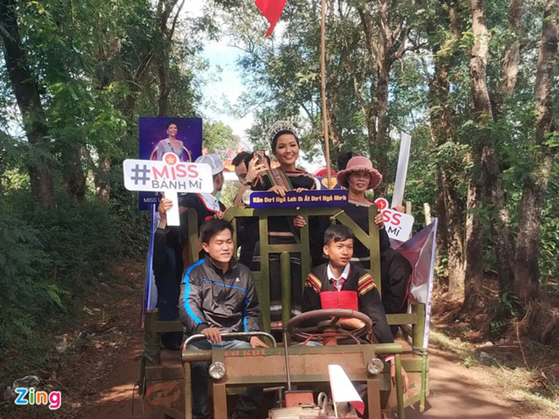 Từng có một cư dân mạng chê nụ cười của H’hen Niê. Trước bình phẩm này, H’hen Niê đáp trả: "Bạn lên Đắk Lắk rồi sẽ nghe tiếng xe cày nó kêu như thế nào và bạn không nuốt được nụ cười ấy cũng là do bạn ghét! Ghét tôi rồi thì tôi làm cái gì cũng ghét thôi nên mới vu khống tôi thế”. Ảnh: Zing