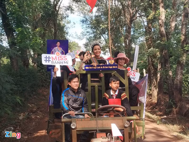 Từng có một cư dân mạng chê nụ cười của H’hen Niê. Trước bình phẩm này, H’hen Niê đáp trả: "Bạn lên Đắk Lắk rồi sẽ nghe tiếng xe cày nó kêu như thế nào và bạn không nuốt được nụ cười ấy cũng là do bạn ghét! Ghét tôi rồi thì tôi làm cái gì cũng ghét thôi nên mới vu khống tôi thế”. Ảnh: Zing