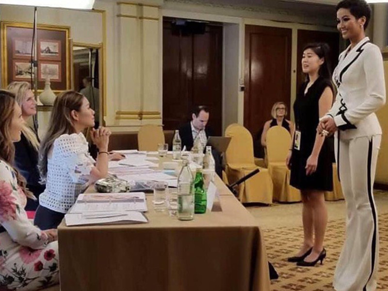 Khi thi chung kết Hoa hậu Hoàn vũ Thế giới 2018, H’hen Niê không được phiên dịch truyền tải hết câu trả lời. Về phần mình, H’hen Niê thừa nhận đã nói quá nhanh. Ngoài ra, nàng hoa hậu còn kêu gọi mọi người nên cảm ơn phiên dịch thay vì trách móc bởi phiên dịch viên này đã hỗ trợ H'hen Niê nhiều trong phần phỏng vấn kín.