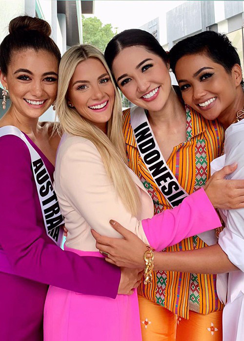 Ứng xử khéo léo của H'hen Niê còn được thể hiện khi cô bênh vực đại diện Indonesia được cho là cố ý không bắt tay H'hen Niê nhưng vẫn vui vẻ với thí sinh Philippines trên sân khấu chung kết. H'hen Niê giải thích đại diện Indonesia tập trung vào đường đi mà H'hen Niê lại đưa tay quá thấp nên không thấy.