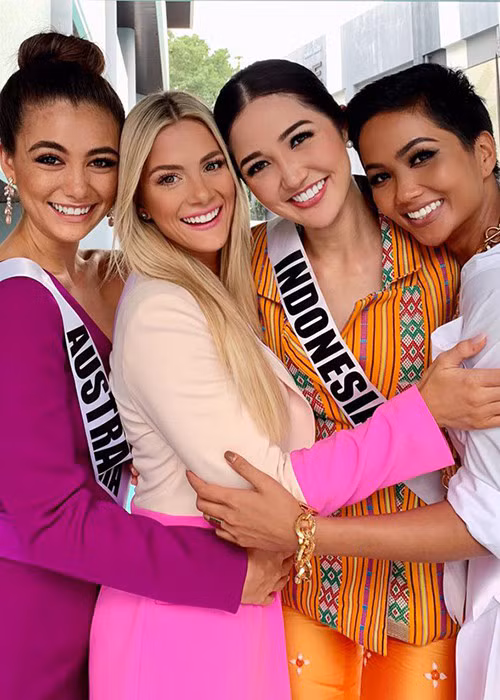 Ứng xử khéo léo của H'hen Niê còn được thể hiện khi cô bênh vực đại diện Indonesia được cho là cố ý không bắt tay H'hen Niê nhưng vẫn vui vẻ với thí sinh Philippines trên sân khấu chung kết. H'hen Niê giải thích đại diện Indonesia tập trung vào đường đi mà H'hen Niê lại đưa tay quá thấp nên không thấy.