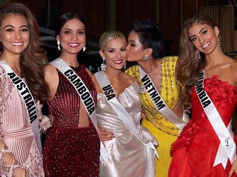 Ngoài người phiên dịch, H'hen Niê còn lên tiếng bênh vực đại diện Mỹ bị ném đá vì chê đại diện Việt Nam nói tiếng Anh kém. H'hen Niê cho hay đại diện Mỹ quan tâm và hỗ trợ cô như nói chậm lại để cô hiểu chứ không có ý chê bai. Bên cạnh đó, H’hen Niê còn kêu gọi mọi người ngừng nói tiêu cực về thí sinh đến từ Mỹ.