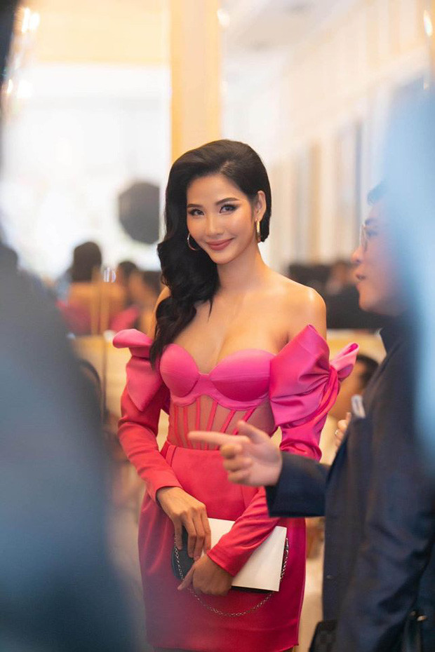 Quả thật, chiếc đầm màu fuchsia với thiết kế cúp ngực như corset đã thu hút mọi sự chú ý của đêm tiệc.