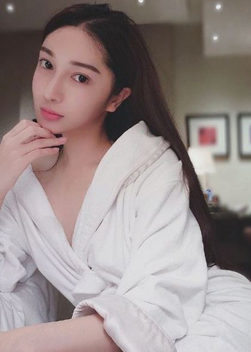 Quách Mỹ Mỹ không nổi tiếng nhưng có cuộc sống vô cùng xa hoa nhờ bán dâm. Tại tòa, cô khai nhận giá đi khách không dưới 100.000 nhân dân tệ cho một đêm. Cuối cùng, tòa tuyên án, Quách Mỹ Mỹ 5 năm tù vì tội tổ chức đánh bạc và bán dâm chuyên nghiệp. Ảnh: Saostar