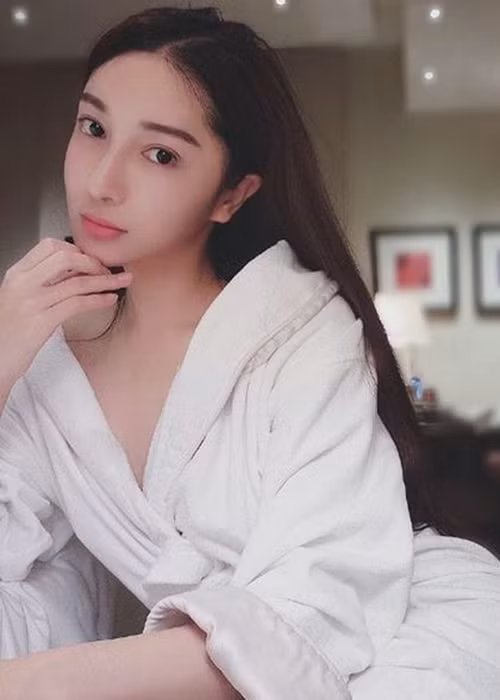 Quách Mỹ Mỹ không nổi tiếng nhưng có cuộc sống vô cùng xa hoa nhờ bán dâm. Tại tòa, cô khai nhận giá đi khách không dưới 100.000 nhân dân tệ cho một đêm. Cuối cùng, tòa tuyên án, Quách Mỹ Mỹ 5 năm tù vì tội tổ chức đánh bạc và bán dâm chuyên nghiệp. Ảnh: Saostar