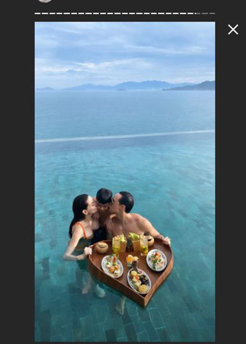 Gần đây, Hồ Ngọc Hà và Kim Lý kỷ niệm 3 năm hẹn hò. Trong bức thư tình gửi Hà Hồ, Kim Lý cho biết, cả hai đang xây dựng một gia đình. Người hâm mộ rất mong đôi uyên ương sẽ sớm tổ chức đám cưới.