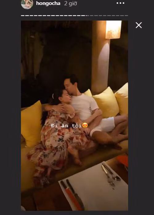 Hình ảnh cặp đôi tình tứ đi ăn tối trong chuyến du lịch Nha Trang mới đây.