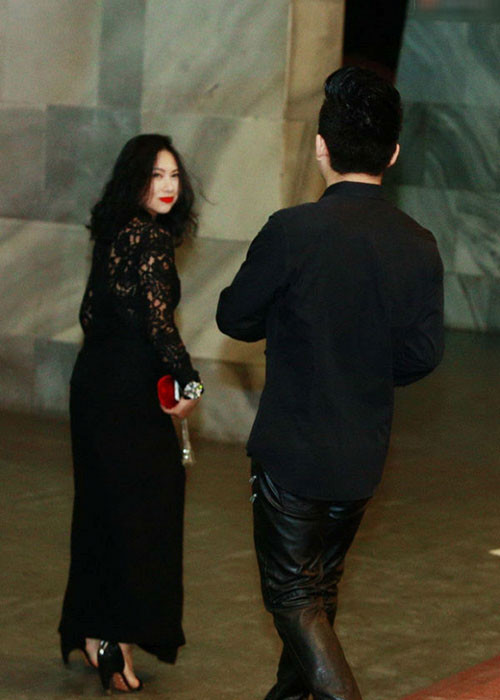 Mối quan hệ giữa mẹ và vợ của Tùng Dương trở nên tốt đẹp hơn khi vợ của nam ca sĩ sinh con trai. "Hơn nữa, Giang biết đối nhân xử thế. Mẹ tôi dần hiểu và thương cô ấy nhiều hơn. Bây giờ, hai người thường về cùng một phe, tôi ở chiến tuyến ngược lại. Mẹ tôi cũng rất thương yêu con riêng của Giang", Tùng Dương chia sẻ.