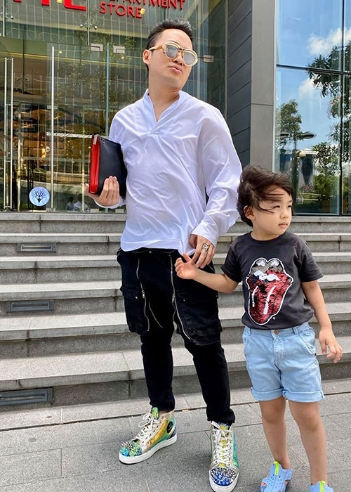 "Mỗi lần xem video clip bố hát trên sân khấu hoặc tivi là mắt cháu không rời. Khi nghe tiếng nhạc thì nhún nhảy rất hăng giống tôi ngày xưa (cười). Tôi quyết định sẽ cho con trai tới các địa điểm diễn nhiều hơn để cháu được tận mắt chứng kiến bố cùng các bác đồng nghiệp hát và đam mê thế nào", Tùng Dương nói.