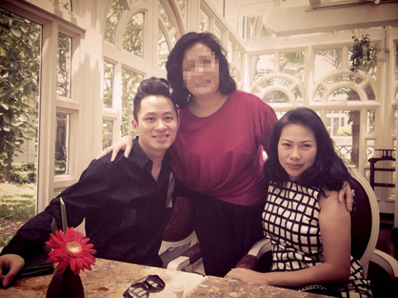 Bà xã của Tùng Dương hơn chồng 2 tuổi, từng qua một lần đò và có một cô con gái riêng.