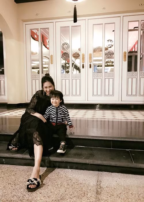 Giang Phạm sinh con trai cho Tùng Dương vào tháng 12/2015.