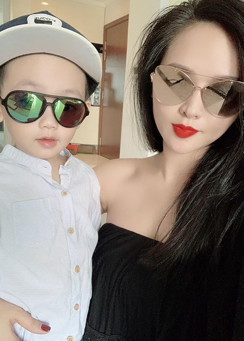 Lại Hương Thảo cho rằng chồng cũ phá vỡ thỏa thuận nuôi con vì con trai của hai người mới chỉ hơn 3 tuổi. Chân dài nhiều lần gửi tin nhắn cho chồng cũ để tìm tiếng nói chung nhưng không thành công buộc cô phải lên tiếng và khởi kiện để giành lại quyền nuôi con.