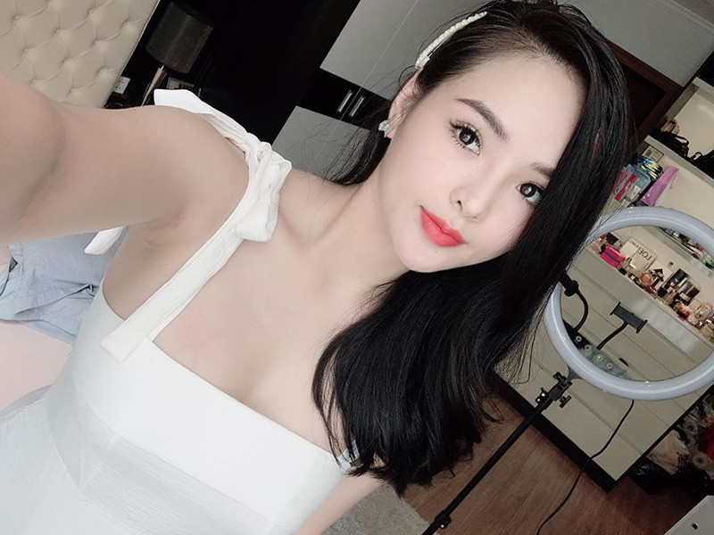 Hương Thảo cho biết, tại thời điểm ly hôn, con trai chưa đủ 3 tuổi nên theo pháp luật sẽ giao con cho mẹ. Tuy nhiên, người đẹp quyết định để chồng cũ nuôi con về mặt giấy tờ vì cô nghĩ rằng không tiền, không có việc làm, sao cô nuôi con tốt theo chuẩn chung của gia đình.