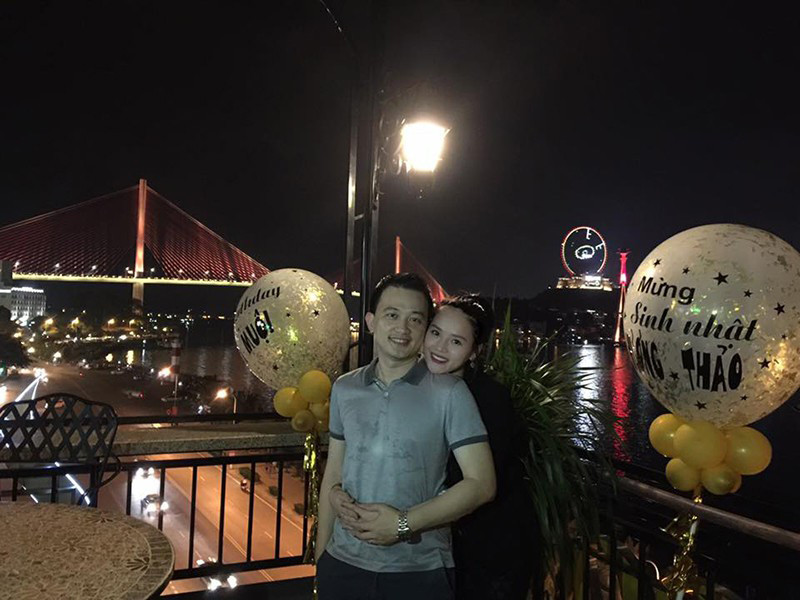 Lại Hương Thảo ly hôn giữa năm 2019. Vì danh tiếng của bản thân và chồng cũ, chân dài sinh năm 1991 chọn cách giấu kín chuyện hôn nhân đổ vỡ. Lại Hương Thảo thú nhận cuộc hôn nhân của cô không có tình yêu và sự tôn trọng nhưng lại được gói ghém quá kỹ sau vẻ ngoài viên mãn.