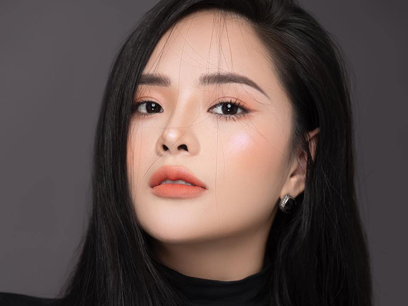 Dù sống ngột ngạt nhưng Hương Thảo không dám buông bỏ, vì sợ con trai còn quá nhỏ nếu bố mẹ ly hôn. Tuy nhiên, sau nhiều nỗ lực vẫn không cứu vãn được cuộc hôn nhân, Lại Hương Thảo đành chấp nhận ra đi trong lặng lẽ và ấm ức.