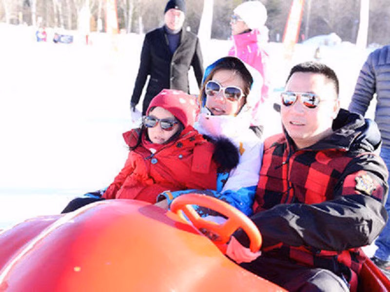 Nếu Huỳnh Hữu Long luôn cố gắng phủ nhận tin đồn ly hôn thì Triệu Vy lại không hề để tâm.