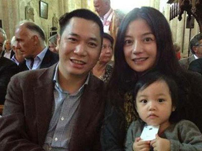 Hồi tháng 3/2020, Huỳnh Hữu Long dọa kiện cư dân mạng tung tin đồn thất thiệt về hôn nhân của anh và Triệu Vy.