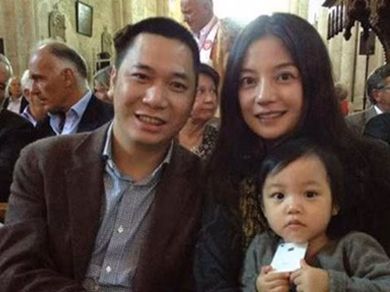 Hồi tháng 3/2020, Huỳnh Hữu Long dọa kiện cư dân mạng tung tin đồn thất thiệt về hôn nhân của anh và Triệu Vy.