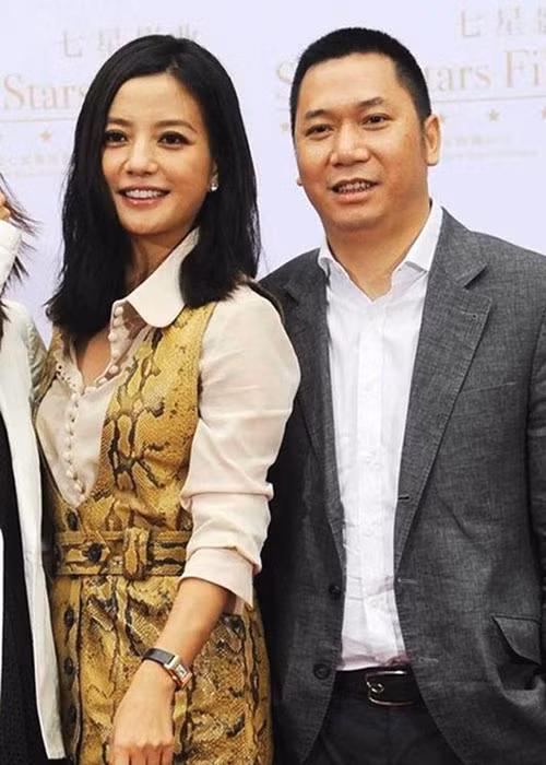 "Nàng én nhỏ" không tương tác với chồng, cũng không đi du lịch cùng chồng con.