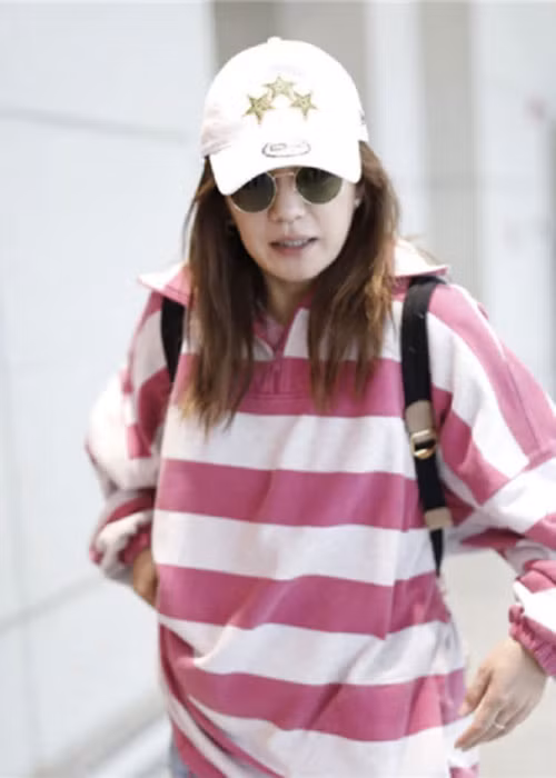 Gần đây, khi xuất hiện ở sân bay, Triệu Vy được cho là vẫn đeo nhẫn cưới. Ngoài ra, cô còn cùng chồng mua một căn penthouse đắt đỏ cho con gái ở Singapore.