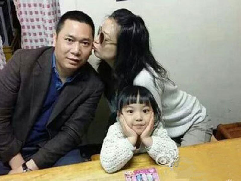 Ông xã của Triệu Vy được cho là gặp khó khăn về tài chính, bị tố cáo quỵt nợ 28 triệu USD.