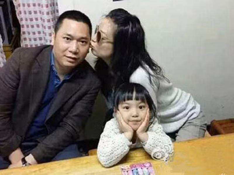 Ông xã của Triệu Vy được cho là gặp khó khăn về tài chính, bị tố cáo quỵt nợ 28 triệu USD.