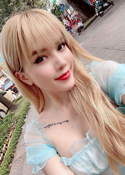 "Là ca sĩ mà được khen hát hay, nhảy đẹp lại còn có nhan sắc nữa thì còn gì bằng. Chỉ là tôi thiếu một chút duyên nữa để tìm ra bài hit cho mình", Bảo Trâm nói.