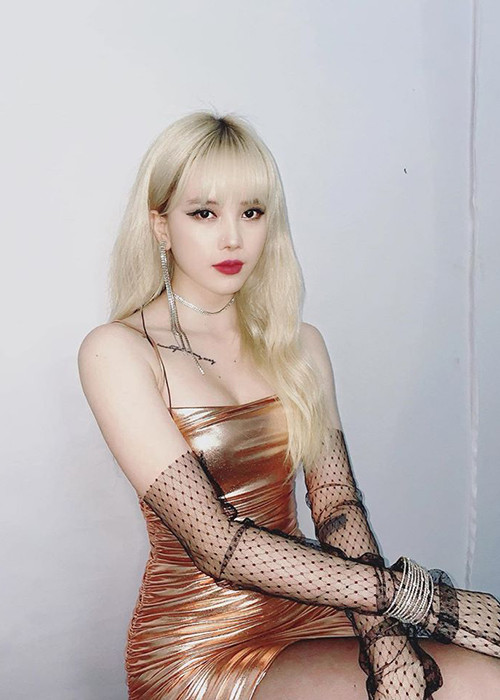 Thiều Bảo Trâm sở hữu gương mặt khá xinh đẹp, vóc dáng vô cùng thon gọn, gợi cảm.