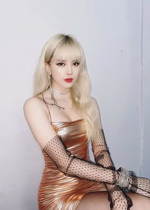 Thiều Bảo Trâm sở hữu gương mặt khá xinh đẹp, vóc dáng vô cùng thon gọn, gợi cảm.