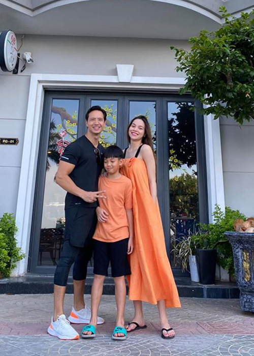 Để che vòng 2, Hồ Ngọc Hà luôn mặc váy suông.