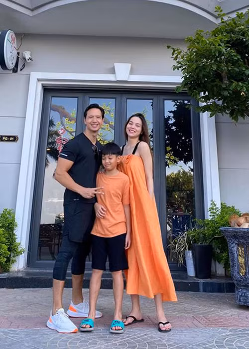 Để che vòng 2, Hồ Ngọc Hà luôn mặc váy suông.