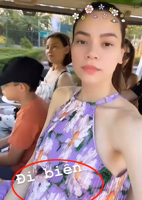 Nữ ca sĩ để lộ phần bụng bầu đã lớn khi đi nghỉ dưỡng.