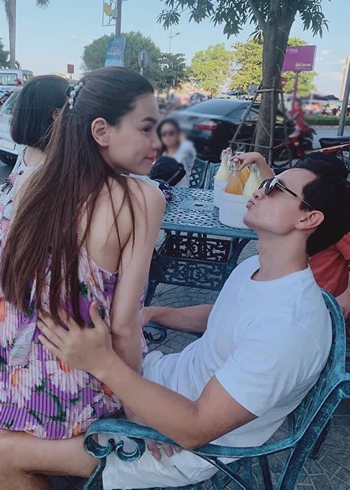 Trong chuyến đi, Hồ Ngọc Hà ngồi trên đùi bạn trai, còn Kim Lý chu môi hôn gió đối phương. Ảnh: Yan